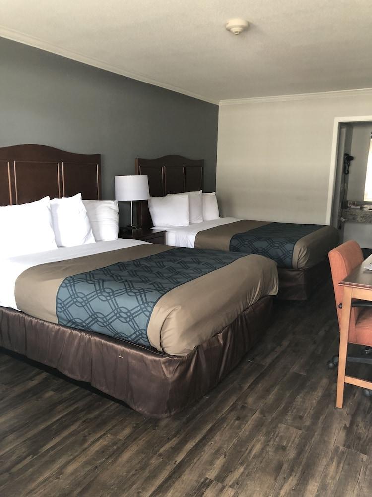 Econo Hotel 2*