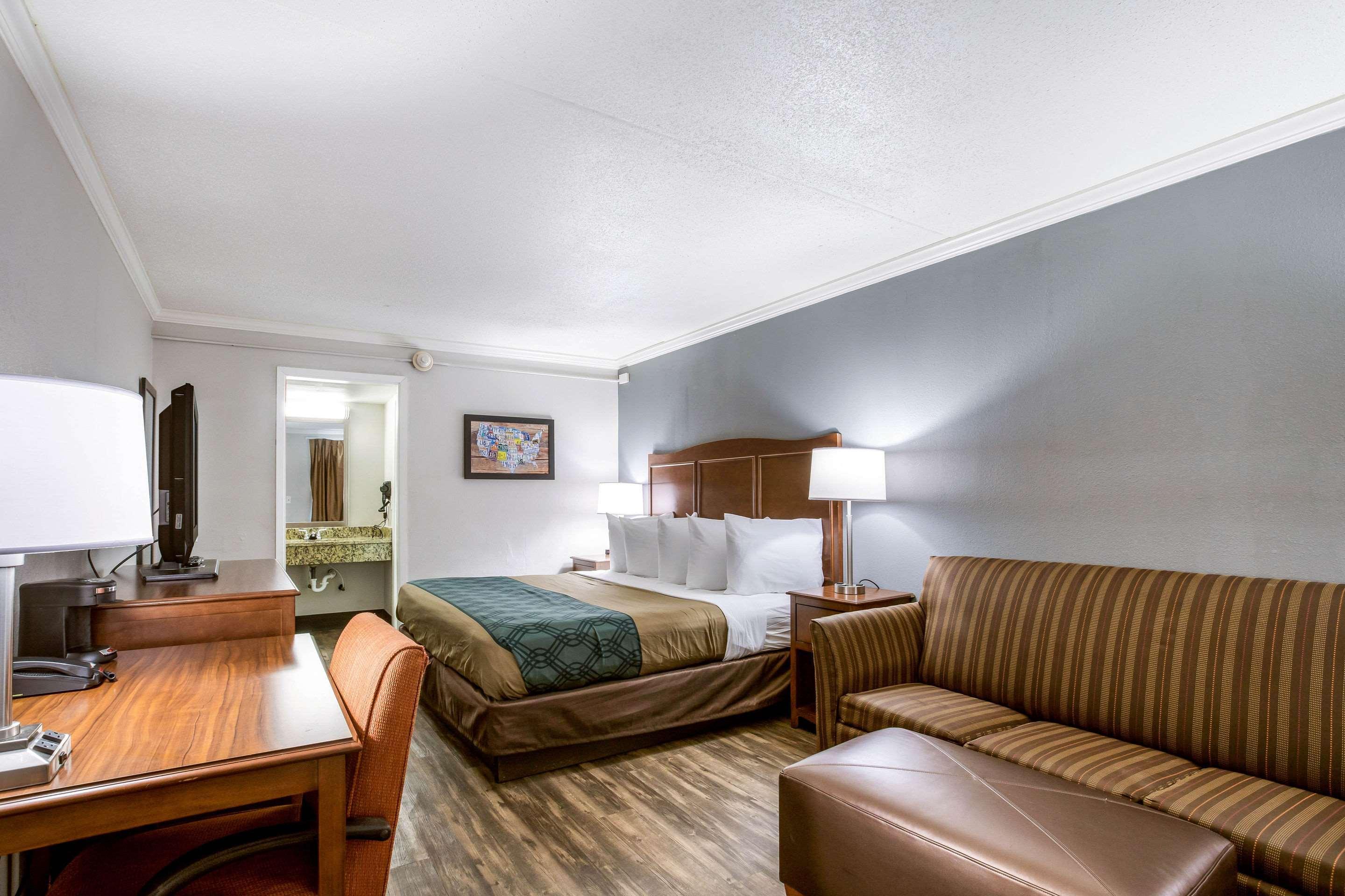 Econo Hotel